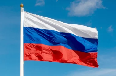 В школах КБР с 1 мая будут поднимать флаг и исполнять гимн РФ