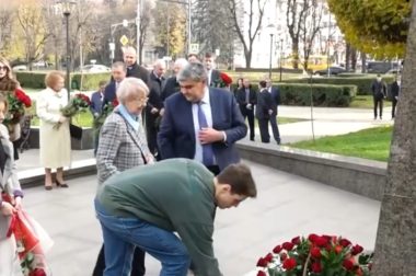 Казбек Коков возложил цветы к памятнику Тимборы Мальбахова