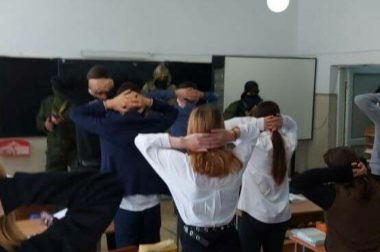 В КБР сотрудников школы нарядили террористами и разыграли «захват» учеников