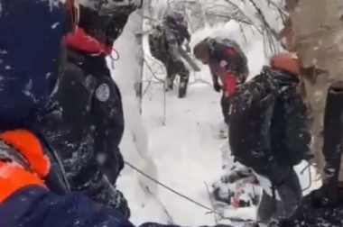 На горе Чегет из-за схода лавины погиб сноубордист