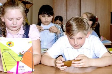 Госдума приняла закон о запрете использования смартфонов на уроках в школе