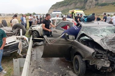 В Баксанском районе в аварии с четырьмя машинами погибли три человека